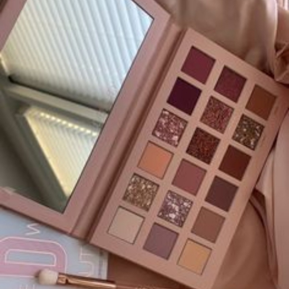 Huda beauty eyeshadow pallette